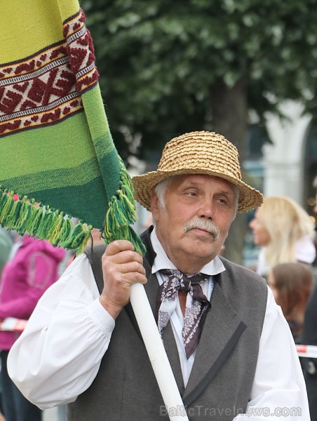 Dziesmu un deju svētku atklāšanas gājiens pulcē Rīgā visus Latvijas novadus (601-700) 227344