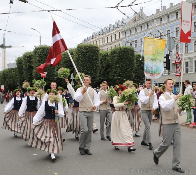 Dziesmu un deju svētku atklāšanas gājiens pulcē Rīgā visus Latvijas novadus (601-700) 227362