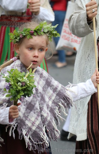 Dziesmu un deju svētku atklāšanas gājiens pulcē Rīgā visus Latvijas novadus (701-800) 227432