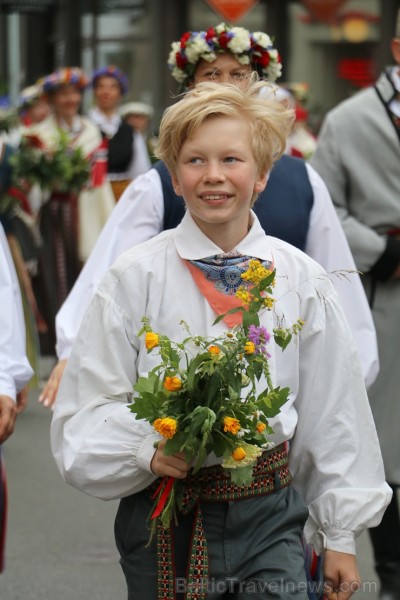 Dziesmu un deju svētku atklāšanas gājiens pulcē Rīgā visus Latvijas novadus (701-800) 227479