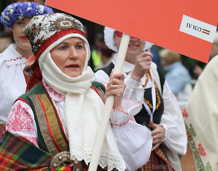 Dziesmu un deju svētku atklāšanas gājiens pulcē Rīgā visus Latvijas novadus (801-845) 227625
