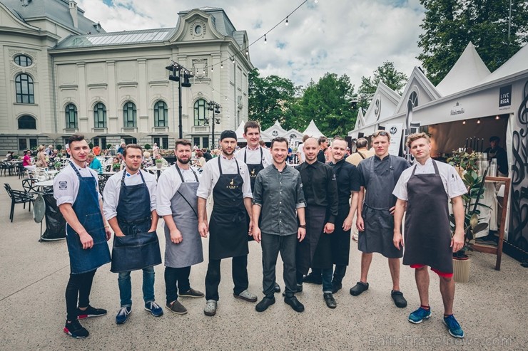 Rīgas centrā tiek baudīti Dziesmu svētki un izmeklēti ēdieni 227581