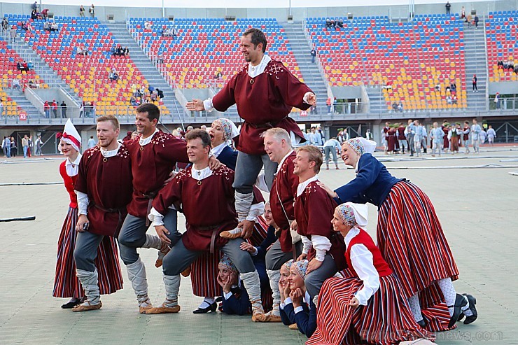 Pirms deju lieluzveduma «Māras zeme» dejotāji uzķer foto mirkļus 227656