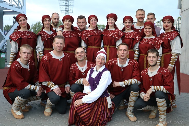 Pirms deju lieluzveduma «Māras zeme» dejotāji uzķer foto mirkļus 227658