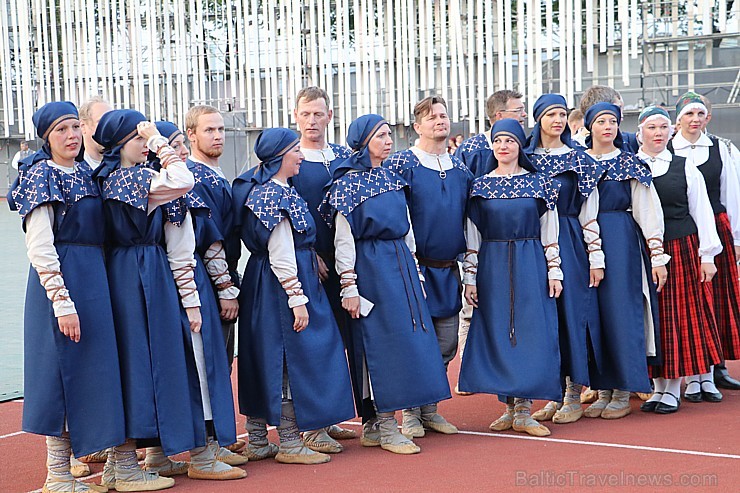 Pirms deju lieluzveduma «Māras zeme» dejotāji uzķer foto mirkļus 227659