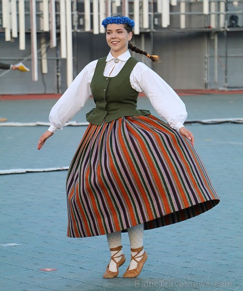 Pirms deju lieluzveduma «Māras zeme» dejotāji uzķer foto mirkļus 227666