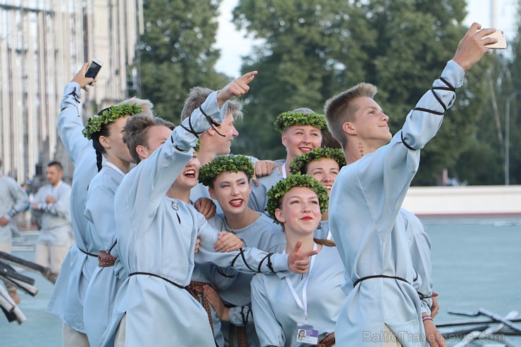 Pirms deju lieluzveduma «Māras zeme» dejotāji uzķer foto mirkļus 227669