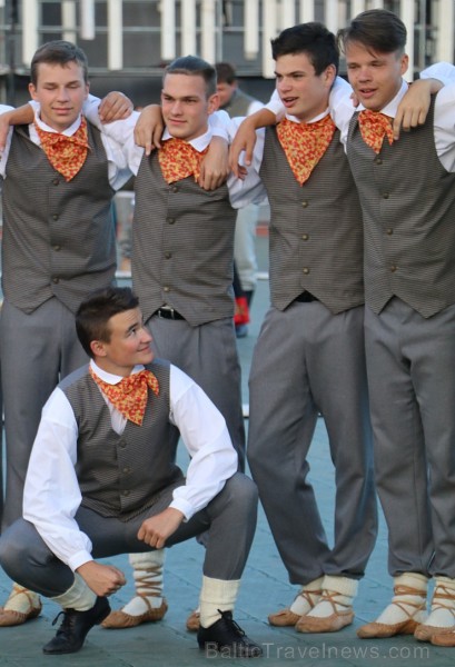 Pirms deju lieluzveduma «Māras zeme» dejotāji uzķer foto mirkļus 227670