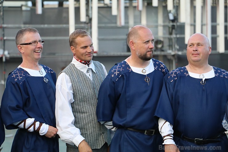 Pirms deju lieluzveduma «Māras zeme» dejotāji uzķer foto mirkļus 227671