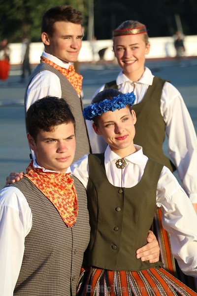 Pirms deju lieluzveduma «Māras zeme» dejotāji uzķer foto mirkļus 227673