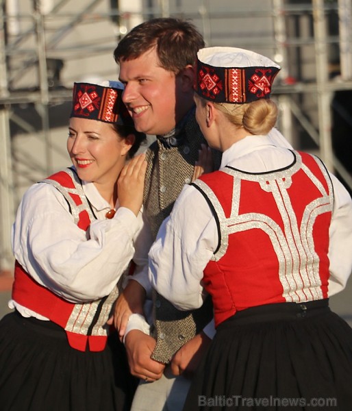 Pirms deju lieluzveduma «Māras zeme» dejotāji uzķer foto mirkļus 227674
