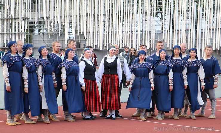 Pirms deju lieluzveduma «Māras zeme» dejotāji uzķer foto mirkļus 227675