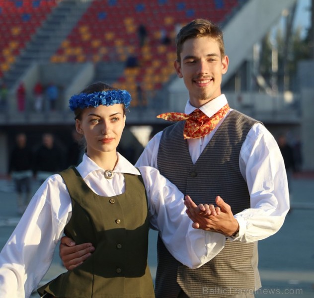 Pirms deju lieluzveduma «Māras zeme» dejotāji uzķer foto mirkļus 227676
