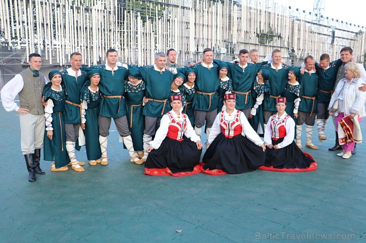 Pirms deju lieluzveduma «Māras zeme» dejotāji uzķer foto mirkļus 227677