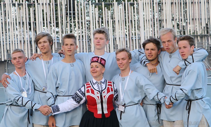 Pirms deju lieluzveduma «Māras zeme» dejotāji uzķer foto mirkļus 227678