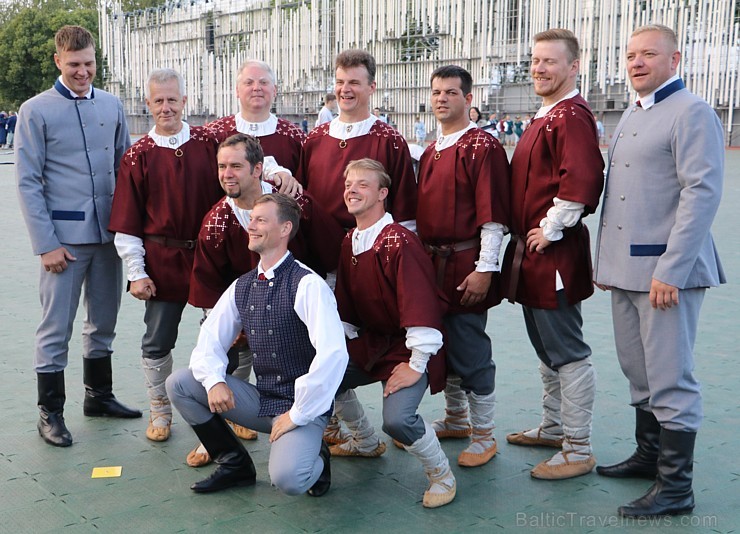 Pirms deju lieluzveduma «Māras zeme» dejotāji uzķer foto mirkļus 227679