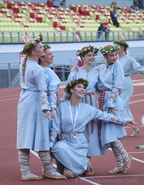 Pirms deju lieluzveduma «Māras zeme» dejotāji uzķer foto mirkļus 227680