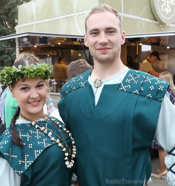 Pirms deju lieluzveduma «Māras zeme» dejotāji uzķer foto mirkļus 227683