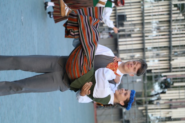 Pirms deju lieluzveduma «Māras zeme» dejotāji uzķer foto mirkļus 227684