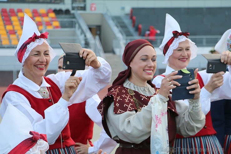 Pirms deju lieluzveduma «Māras zeme» dejotāji uzķer foto mirkļus 227685