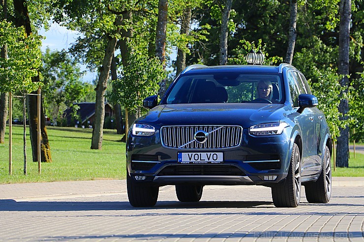 Travelnews.lv ar jauno «Volvo XC90» izbauda Skrundas muižas viesmīlību 227873