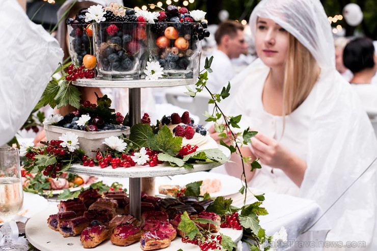 Jau ceturto gadu Rīgā notiek baltais pop-up pikniks «L’elegante Pop-Up Picnic» 227933