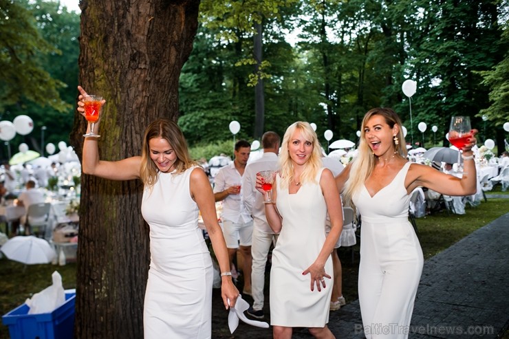 Jau ceturto gadu Rīgā notiek baltais pop-up pikniks «L’elegante Pop-Up Picnic» 227963