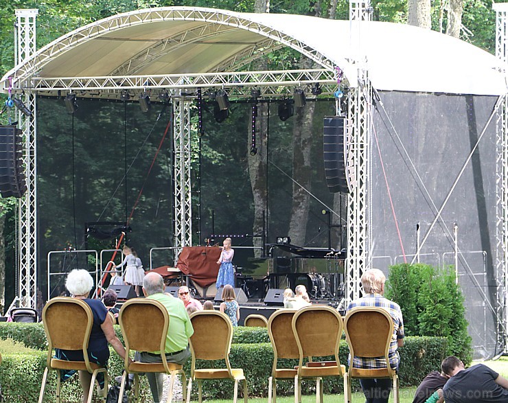 Īsi pirms atklāšanas Travelnews.lv 14.07.2018 apciemo Dikļu pils muzikālo un gastronomisko baudījumu «Sajūtu festivāls» Īsi pirms atklāšanas Travelnews.lv 14.07.2018 apciemo Dikļu pils muzikālo un gastronomisko baudījumu «Sajūtu festivāls» 228126