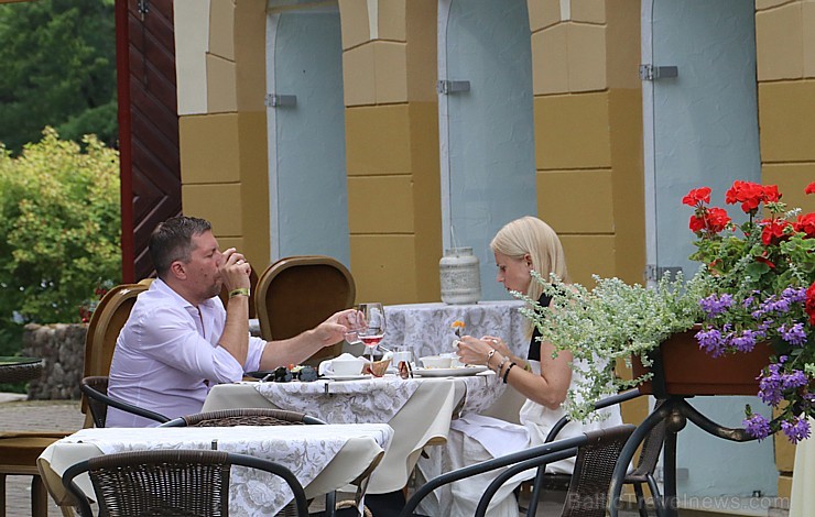Īsi pirms atklāšanas Travelnews.lv 14.07.2018 apciemo Dikļu pils muzikālo un gastronomisko baudījumu «Sajūtu festivāls» Īsi pirms atklāšanas Travelnews.lv 14.07.2018 apciemo Dikļu pils muzikālo un gastronomisko baudījumu «Sajūtu festivāls» 228130