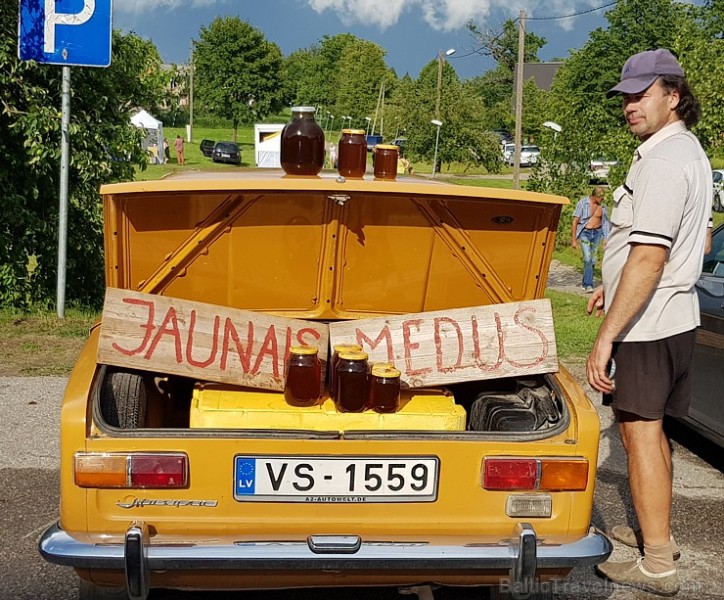 Travelnews.lv 14.07.2018. izbauda «Lejasezera garšas svētki» Zaubē zem Zaubes slavenā dižozola. Bildēts ar Samsung Galaxy Note8 Travelnews.lv 14.07.2018. izbauda «Lejasezera garšas svētki» Zaubē zem Zaubes slavenā dižozola. Bildēts ar Samsung Galaxy Note8 228314