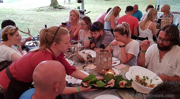 Travelnews.lv 14.07.2018. izbauda «Lejasezera garšas svētki» Zaubē zem Zaubes slavenā dižozola. Bildēts ar Samsung Galaxy Note8 Travelnews.lv 14.07.2018. izbauda «Lejasezera garšas svētki» Zaubē zem Zaubes slavenā dižozola. Bildēts ar Samsung Galaxy Note8 228342