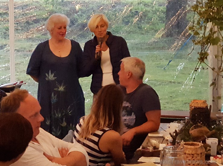 Travelnews.lv 14.07.2018. izbauda «Lejasezera garšas svētki» Zaubē zem Zaubes slavenā dižozola. Bildēts ar Samsung Galaxy Note8 Travelnews.lv 14.07.2018. izbauda «Lejasezera garšas svētki» Zaubē zem Zaubes slavenā dižozola. Bildēts ar Samsung Galaxy Note8 228352