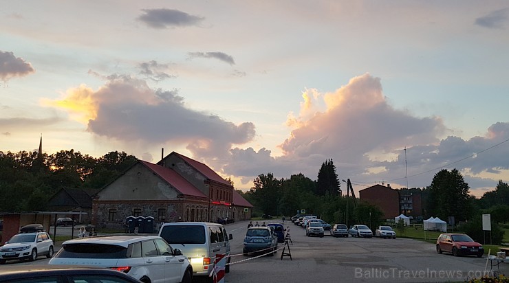 Travelnews.lv 14.07.2018. izbauda «Lejasezera garšas svētki» Zaubē zem Zaubes slavenā dižozola. Bildēts ar Samsung Galaxy Note8 Travelnews.lv 14.07.2018. izbauda «Lejasezera garšas svētki» Zaubē zem Zaubes slavenā dižozola. Bildēts ar Samsung Galaxy Note8 228354