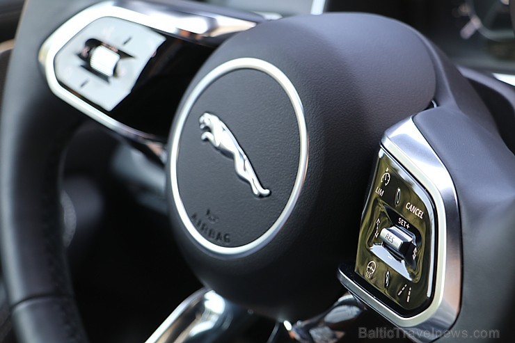 Pārdaugavas viesnīca «Radisson Blu Daugava Hotel» ar jauno pilnīgi elektrisko «Jaguar I-PACE» prezentē tiiko atklāto auto uzlādes staciju Pārdaugavas viesnīca «Radisson Blu Daugava Hotel» ar jauno pilnīgi elektrisko «Jaguar I-PACE» prezentē tiiko atklāto auto uzlādes staciju 228655