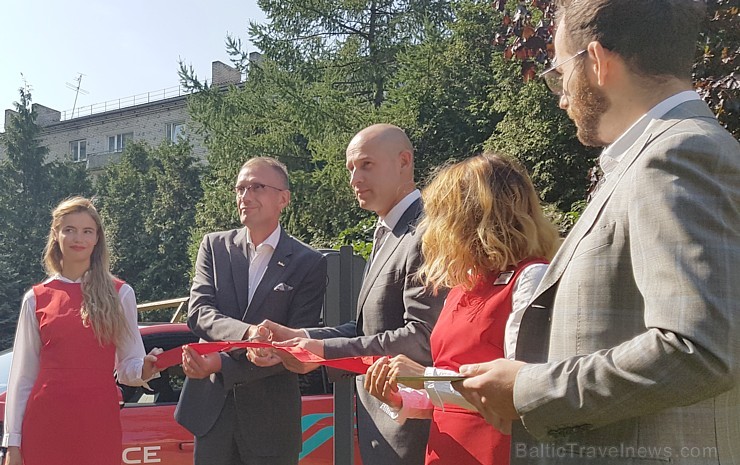 Pārdaugavas viesnīca «Radisson Blu Daugava Hotel» ar jauno pilnīgi elektrisko «Jaguar I-PACE» prezentē tiiko atklāto auto uzlādes staciju 228657