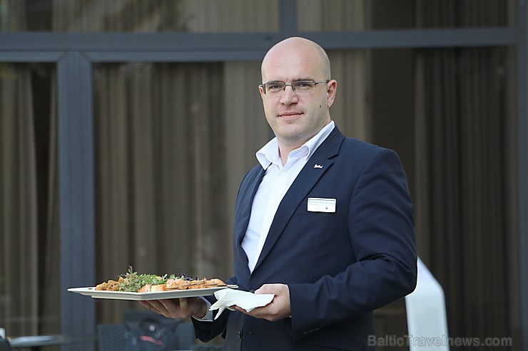Pārdaugavas viesnīca «Radisson Blu Daugava Hotel» ar jauno pilnīgi elektrisko «Jaguar I-PACE» prezentē tiiko atklāto auto uzlādes staciju Pārdaugavas viesnīca «Radisson Blu Daugava Hotel» ar jauno pilnīgi elektrisko «Jaguar I-PACE» prezentē tiiko atklāto auto uzlādes staciju 228661