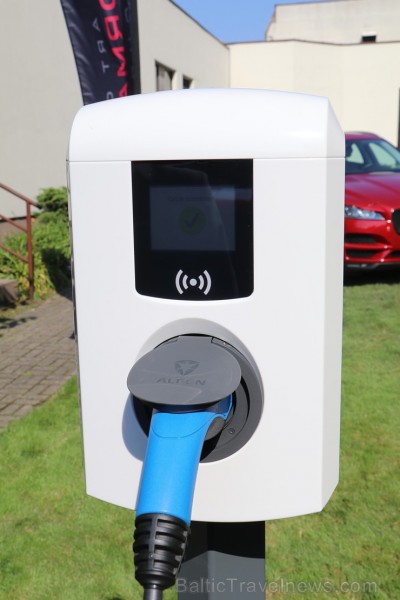 Pārdaugavas viesnīca «Radisson Blu Daugava Hotel» ar jauno pilnīgi elektrisko «Jaguar I-PACE» prezentē tiiko atklāto auto uzlādes staciju Pārdaugavas viesnīca «Radisson Blu Daugava Hotel» ar jauno pilnīgi elektrisko «Jaguar I-PACE» prezentē tiiko atklāto auto uzlādes staciju 228662