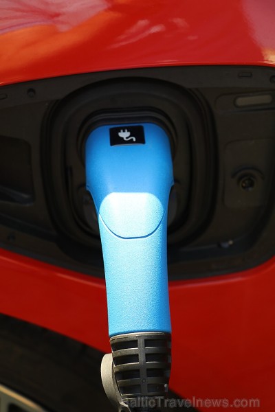 Pārdaugavas viesnīca «Radisson Blu Daugava Hotel» ar jauno pilnīgi elektrisko «Jaguar I-PACE» prezentē tiiko atklāto auto uzlādes staciju 228664