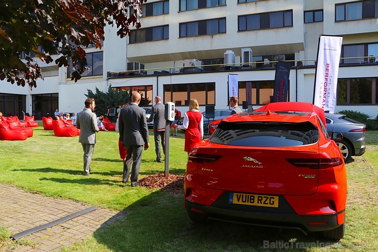 Pārdaugavas viesnīca «Radisson Blu Daugava Hotel» ar jauno pilnīgi elektrisko «Jaguar I-PACE» prezentē tiiko atklāto auto uzlādes staciju Pārdaugavas viesnīca «Radisson Blu Daugava Hotel» ar jauno pilnīgi elektrisko «Jaguar I-PACE» prezentē tiiko atklāto auto uzlādes staciju 228666
