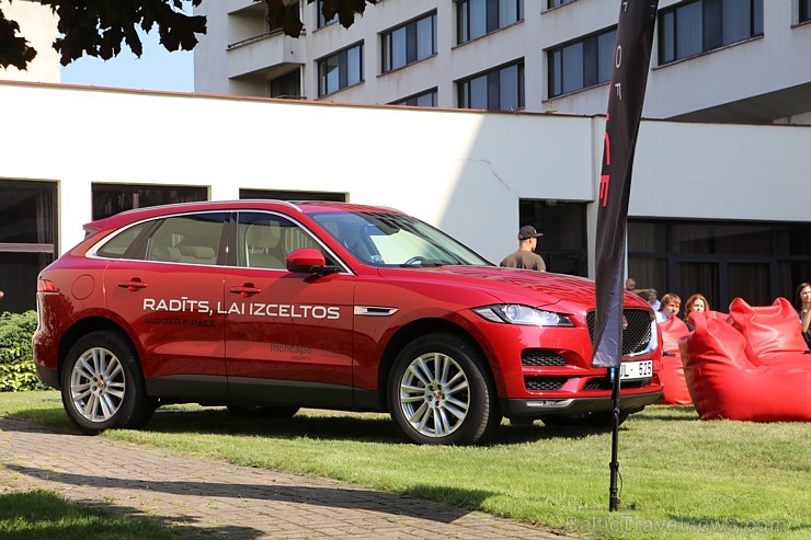 Pārdaugavas viesnīca «Radisson Blu Daugava Hotel» ar jauno pilnīgi elektrisko «Jaguar I-PACE» prezentē tiiko atklāto auto uzlādes staciju Pārdaugavas viesnīca «Radisson Blu Daugava Hotel» ar jauno pilnīgi elektrisko «Jaguar I-PACE» prezentē tiiko atklāto auto uzlādes staciju 228672