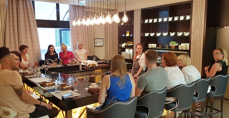 Šefpavāre Svetlana Riškova pēc pasūtījuma rīko gastronomisko piedzīvojumu «Šefpavāra galds Kempinski gaumē» Šefpavāre Svetlana Riškova pēc pasūtījuma rīko gastronomisko piedzīvojumu «Šefpavāra galds Kempinski gaumē» 228804