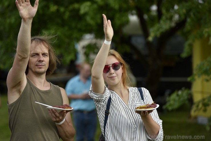 Plaši apmeklētajā Zaubes savvaļas kulinārajā festivālā bija meklējamas teju visas Latvijas garšas Plaši apmeklētajā Zaubes savvaļas kulinārajā festivālā bija meklējamas teju visas Latvijas garšas 228876