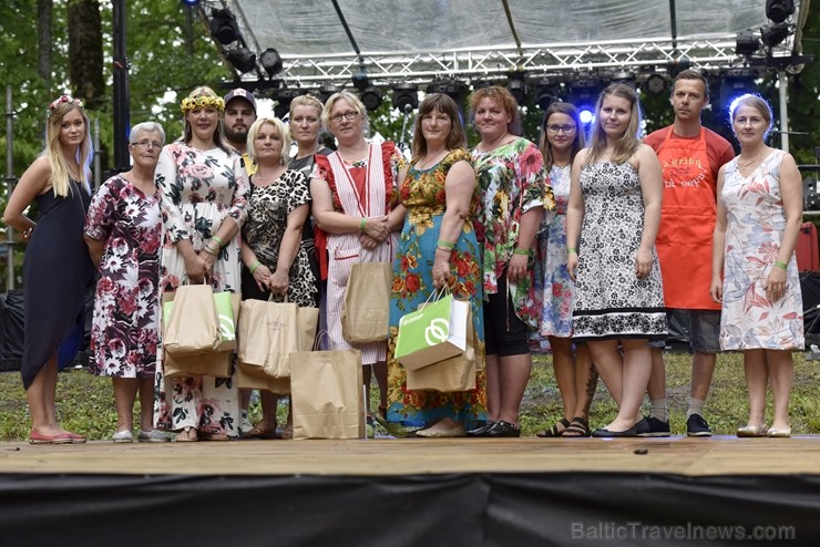 Plaši apmeklētajā Zaubes savvaļas kulinārajā festivālā bija meklējamas teju visas Latvijas garšas Plaši apmeklētajā Zaubes savvaļas kulinārajā festivālā bija meklējamas teju visas Latvijas garšas 228941