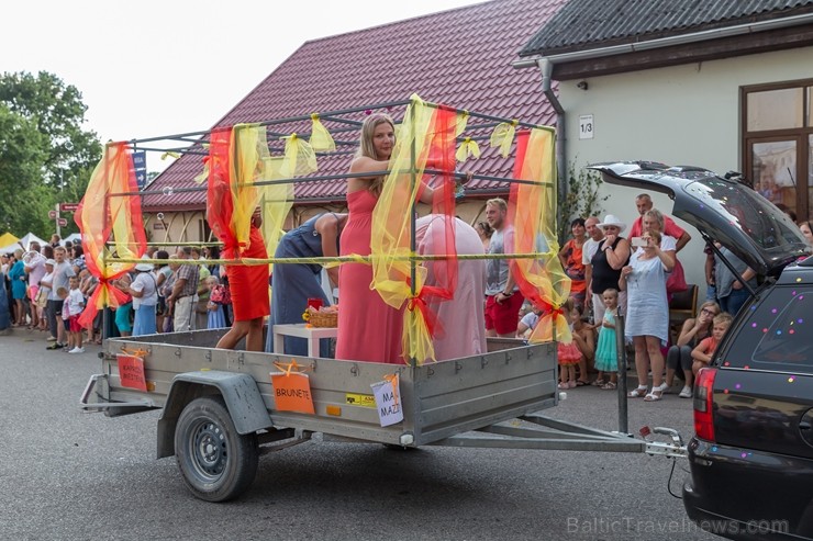 Nosvinēti Sabiles Vīna svētki 229587
