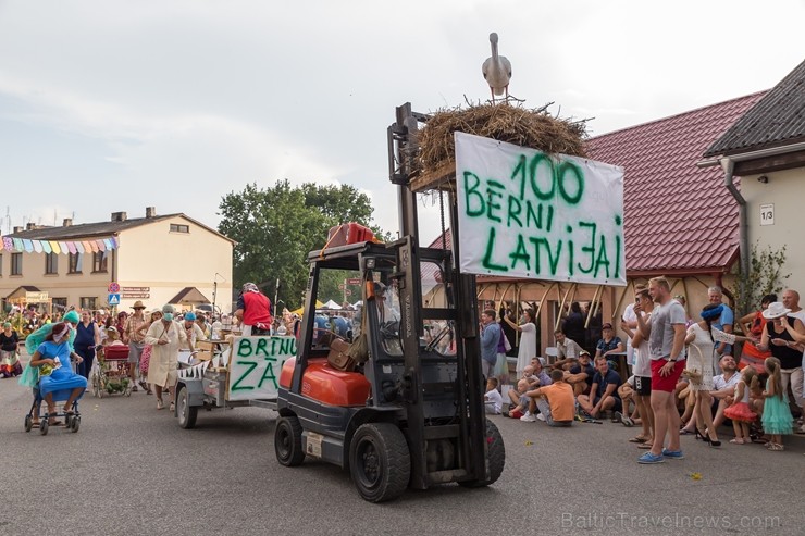 Nosvinēti Sabiles Vīna svētki 229590