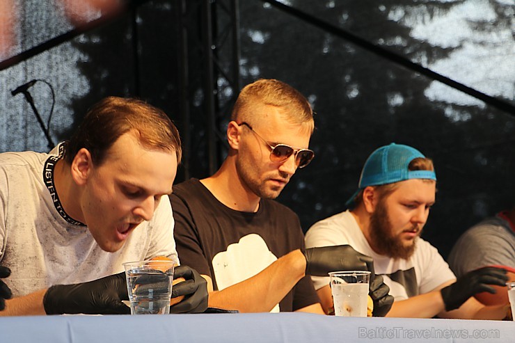 Otrais «Rīgas Burgeru Festivāls 2018» 4.08.2018 noskaidroja ātrāko ēdāju un labāko burgeru 230238