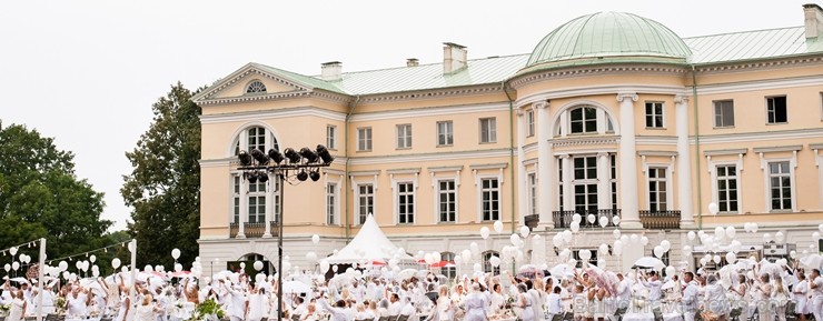 Mežotnes pils parkā ap 500 viesu pulcējas baltajā piknikā 230613