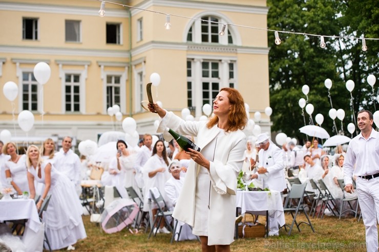 Mežotnes pils parkā ap 500 viesu pulcējas baltajā piknikā 230618
