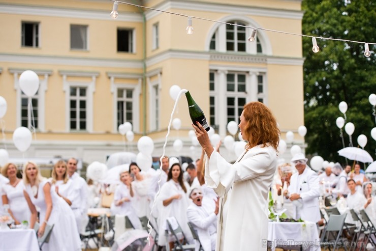 Mežotnes pils parkā ap 500 viesu pulcējas baltajā piknikā 230619