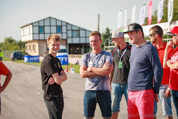 Aizraujoši aizvada Latvijas rallijkrosa piekto posmu 230952
